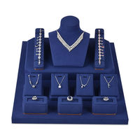 Comptoir de présentation de bijoux en microfibre bleue avec des étuis pour colliers, boucles d'oreilles et bagues pour une présentation élégante
