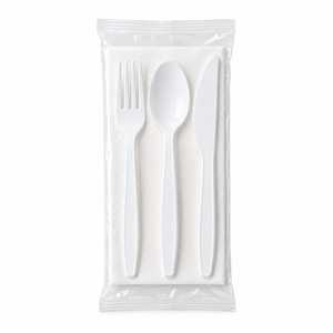 Set di posate in plastica bianca con forchetta, cucchiaio, coltello e tovagliolo per feste ed eventi - Product Image 1