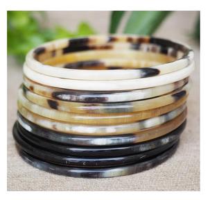 Brazaletes hechos a mano de cuerno de búfalo de calidad superior con bordes lisos con embalaje personalizado a la venta - Product Image 1