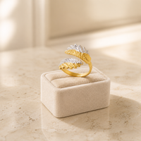 Bague ouverte audacieuse en acier inoxydable plaqué or 18 carats, motif plume texturée, bicolore, pour femme, usage quotidien et occasions spéciales