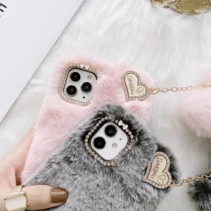 Étui de téléphone personnalisé en peluche duveteuse pour femmes, coque de téléphone pour iphone 13 Pro Max, étui amour coeur boule pendentif mignon en peluche