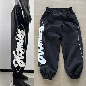 OEM personalizzato stampa dello schermo Logo riflettente <span class=keywords><strong>a</strong></span> <span class=keywords><strong>strisce</strong></span> laterali sport frangivento in poliestere pantaloni impermeabili in Nylon pantaloni da ginnastica per gli uomini - Product Image 2
