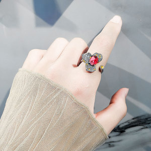 แหวนรูปดอกไม้สามกลีบประดับเพชรไมโครเซ็ตสำหรับผู้หญิง แหวนนิ้วลายดอกไม้ประดับเพชรซิร์คอนเต็มวง ปรับขนาดได้ - Product Image 4