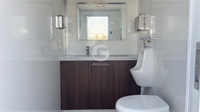 Remorque WC et douche portables avec eau chaude, ventilation et vestiaires privés pour campings et chantiers