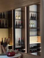 Armoire à vin en verre moderne de luxe écologique avec bande LED, présentoir de rangement OEM ODM pour bars à vin, hôtels, appartements