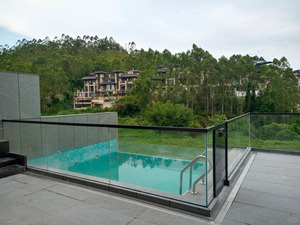 Panneaux de balustrade modernes en aluminium et verre pour usage extérieur et intérieur – Balcon, villa, centre commercial – Clôture de sécurité autoportante - Product Image 3
