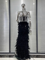 Robe de soirée longue sans bretelles en plumes et strass luxueuse, haute couture