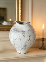 Vase en céramique blanc gris moucheté Wabi Sabi, vase irrégulier à bouche ondulée, poterie brute en forme de globe pour la décoration de la maison, de l'hôtel ou de la table.
