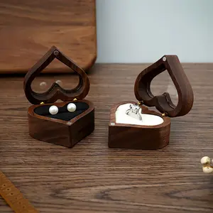 NISEVEN कस्टम लोगो सगाई उत्कीर्ण लकड़ी की अंगूठी धारक 2 रिंग दिल के आकार के आभूषण बॉक्स लकड़ी डबल रिंग बॉक्स के लिए