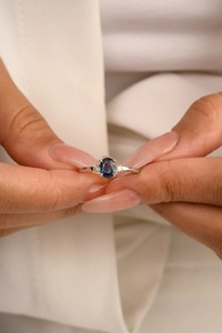 Anillo de Compromiso de Oro Blanco de 14K con Zafiro Azul de Corte Ovalado Natural y Diamantes de 0.31ct, Anillos de Piedras Preciosas para Mujeres, para Bodas y Fiestas - Product Image 3