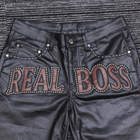 Vêtements de rue personnalisés Shorts pour hommes Conception lourde Rivets en métal Strass Patch en cuir Short en jean Jeans enduit de cire noir