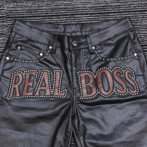 Vêtements de rue personnalisés Shorts pour hommes Conception lourde Rivets en métal Strass Patch en cuir Short en <span class=keywords><strong>jean</strong></span> Jeans <span class=keywords><strong>enduit</strong></span> de cire <span class=keywords><strong>noir</strong></span> - Product Image 3