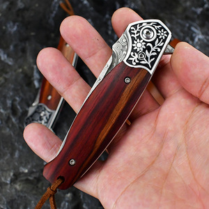 سكين تخييم وبقاء قابل للطي من فولاذ دمشقي VG10 بـ67 طبقة مطروقة بنمط السلم ومقبض خشبي متعرج مع غمد جلدي - Product Image 3