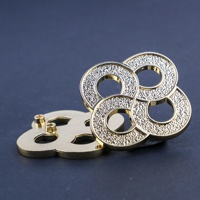 Artisanat métallique personnalisé en alliage de zinc, moulé sous pression 3D, électroplaqué, motifs floraux et fruités, logos, boîtes cadeaux de parfum, épingles, accessoires vestimentaires