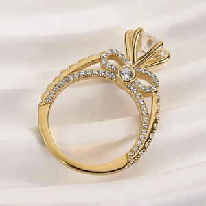 Anello con Fiocco Laterale a Sei Punte per Donna - Product Image 4