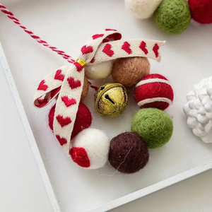 Décoration <span class=keywords><strong>de</strong></span> vacances <span class=keywords><strong>de</strong></span> style américain Mini couronnes <span class=keywords><strong>de</strong></span> Noël faites à la main Boules <span class=keywords><strong>de</strong></span> feutre <span class=keywords><strong>de</strong></span> <span class=keywords><strong>laine</strong></span> festive avec cloches - Product Image 4