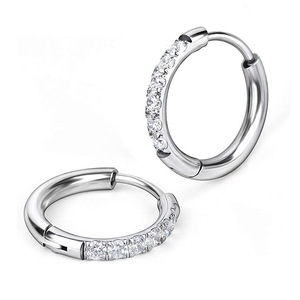 Pendientes Huggie con Incrustaciones de Diamantes en Oro, para Uso Diario - Product Image 5
