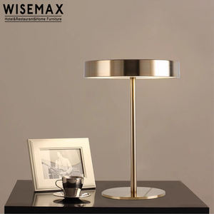 WISEMAX FURNITURE Lampe de chevet minimaliste nordique pour chambre à coucher Lampes de salon Lampe de table à led en métal doré pour <span class=keywords><strong>la</strong></span> décoration intérieure - Product Image 1