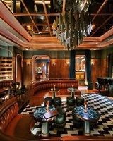 Meubles de restaurant, club, lounge à chicha et boîte de nuit modernes, avec banquette haute en similicuir, table et chaise.