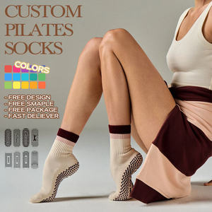 Chaussettes de sport pour femmes BiLu en gros avec logo personnalisé, chaussettes antidérapantes adaptées au yoga et au Pilates, chaussettes de yoga unisexes personnalisées - Product Image 1