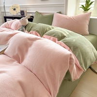 Parure de lit quatre pièces en velours de lait imprimé 300 fils/cm² tissé épais 2026 avec jupe de lit en polaire corail douce et couette chaude pour l'hiver