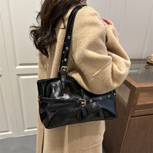 Sac à main noir pour moto au design coréen de niche, grand sac fourre-tout vintage pour trajets quotidiens, sac à bandoulière unique pour femme - Product Image 1