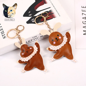 Lindo y divertido llavero de cuero con colgante de oso de peluche bailarín con bufanda y estampado UV - Product Image 3