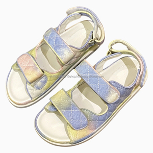 Sandales plates en cuir chic pour femme, marque de créateur, pour l'été et la plage, vente en gros - Product Image 1