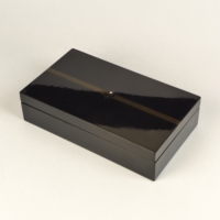 Boîte cadeau en bois laqué piano, finition noire brillante, doublure en velours doux, logo personnalisé pour souvenir d'entreprise et rangement d'objets de luxe