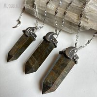 NM62222 Collier pendentif baguette de lune en pyrite naturelle sculptée avec chaîne en câble étoilé, bijoux mystérieux de sorcière, vente en gros