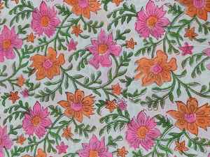 Bolso de mano acolchado de algodón inspirado en la artesanía, con estampado floral hecho a mano, diseñado para brindar comodidad, versatilidad y un uso diario sostenible. - Product Image 2