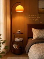 Lampe de chevet de style médiéval avec table intégrée pour chambre à coucher, lampe de lecture d'ambiance sur pied