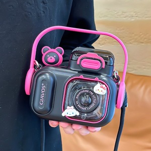 ขวดน้ำพลาสติกกันตกสำหรับเด็ก ลายการ์ตูนน่ารัก พร้อมหลอดดูด ยี่ห้อ Giavos รุ่น Plush Camera สไตล์สปริง 2024 - Product Image 3