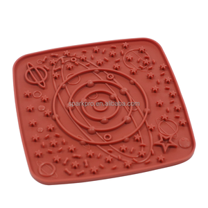2024 nouvelle planète chat et chien tapis de léchage Silicone nourriture lente ventouses pour animaux de compagnie plaque de léchage couverts chat et chien ventouses - Product Image 1