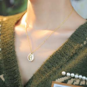 สร้อยคอจี้รูปช่อดอกกุหลาบประดับมุกธรรมชาติสำหรับผู้หญิง ดีไซน์เฉพาะตัว โดดเด่นมีเอกลักษณ์  พร้อมสายคล้องคอ  เหมาะเป็นของขวัญที่สมบูรณ์แบบ - Product Image 1