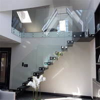 Escalier droit flottant moderne pour résidence avec poutre en acier inoxydable et marches en bois massif