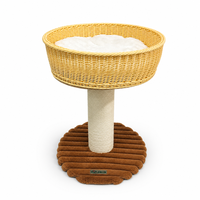 Arbre à chat élégant avec panier en osier, coussin blanc en peluche, poteau à gratter en sisal et base ovale pour chats d'intérieur