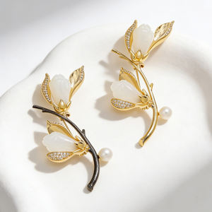Broche Magnolia en Cuivre Plaqué Or Véritable de Haute Qualité avec Perle d'Eau Douce, Vente en Gros, Commande en Gros Disponible - Product Image 1