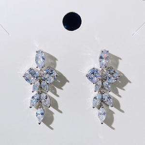 Pendientes de Cristal Blanco Dorado con Corte Marquesa en Forma de Flor, Engaste de Garra, Joyería de Moda Romántica para Fiesta para Mujer - Product Image 3