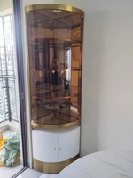 Meuble à vin moderne en métal triangulaire avec grand rangement en verre, buffet de luxe doré, table d'appoint, étagère de présentation