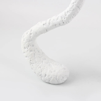 Sculpture abstraite en résine texturée blanche à double base, style minimaliste et courbé, pour la décoration de la maison, des hôtels et des bureaux (vente en gros ODM)