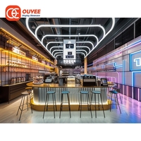 Projet clé en main d'aménagement de magasin de café contemporain avec système d'étagères en plexiglas