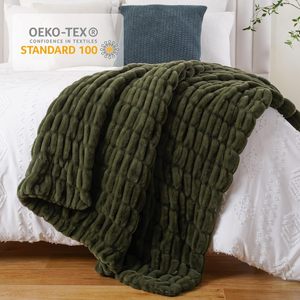 Plaid réversible moderne en fausse fourrure 50x60 pouces vert olive, doux pour la peau, confortable et moelleux pour canapé, fauteuil, salon - Product Image 4