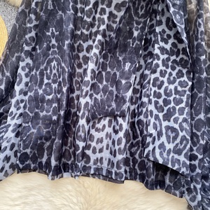 Camisa con Estampado <span class=keywords><strong>de</strong></span> Leopardo Estilo Retro para <span class=keywords><strong>Mujer</strong></span>, Diseño <span class=keywords><strong>de</strong></span> Malla con Lazos para Otoño, Top Elegante y <span class=keywords><strong>de</strong></span> Lujo Ligero - Product Image 5