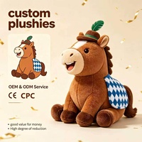 Nouvelle Peluche Cheval Bavarois, Mascotte en Peluche avec Chapeau à Plumes et Cape Losange pour Festival