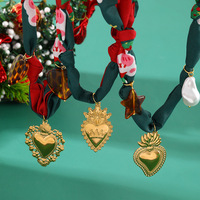 Collier ras-de-cou en tissu imprimé rouge et vert FJ05 pour Noël, avec pendentif rétro en forme de cœur doré, écaille de tortue, perle et étoile, noué