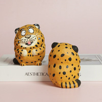 Ornement léopard en bois sculpté à la main, décoration de bureau transfrontalière, animal de dessin animé mignon, artisanat en bois personnalisable