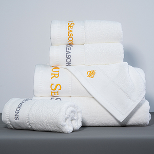 Bộ khăn tắm khách sạn cao cấp màu trắng, chất liệu 100% cotton Ai Cập, mềm mại và bền bỉ, kèm khăn mặt thêu tay. - Product Image 3