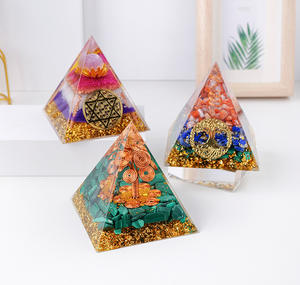 Pyramide d'Orgone en Résine avec Cristaux Chakra en Gros, Pierre Brute, pour Décoration Intérieure - Product Image 2