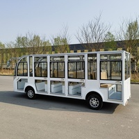 Voiture de tourisme haut de gamme de fabrication classique et luxueuse, type navette électrique, avec porte offrant des options d'assise confortables